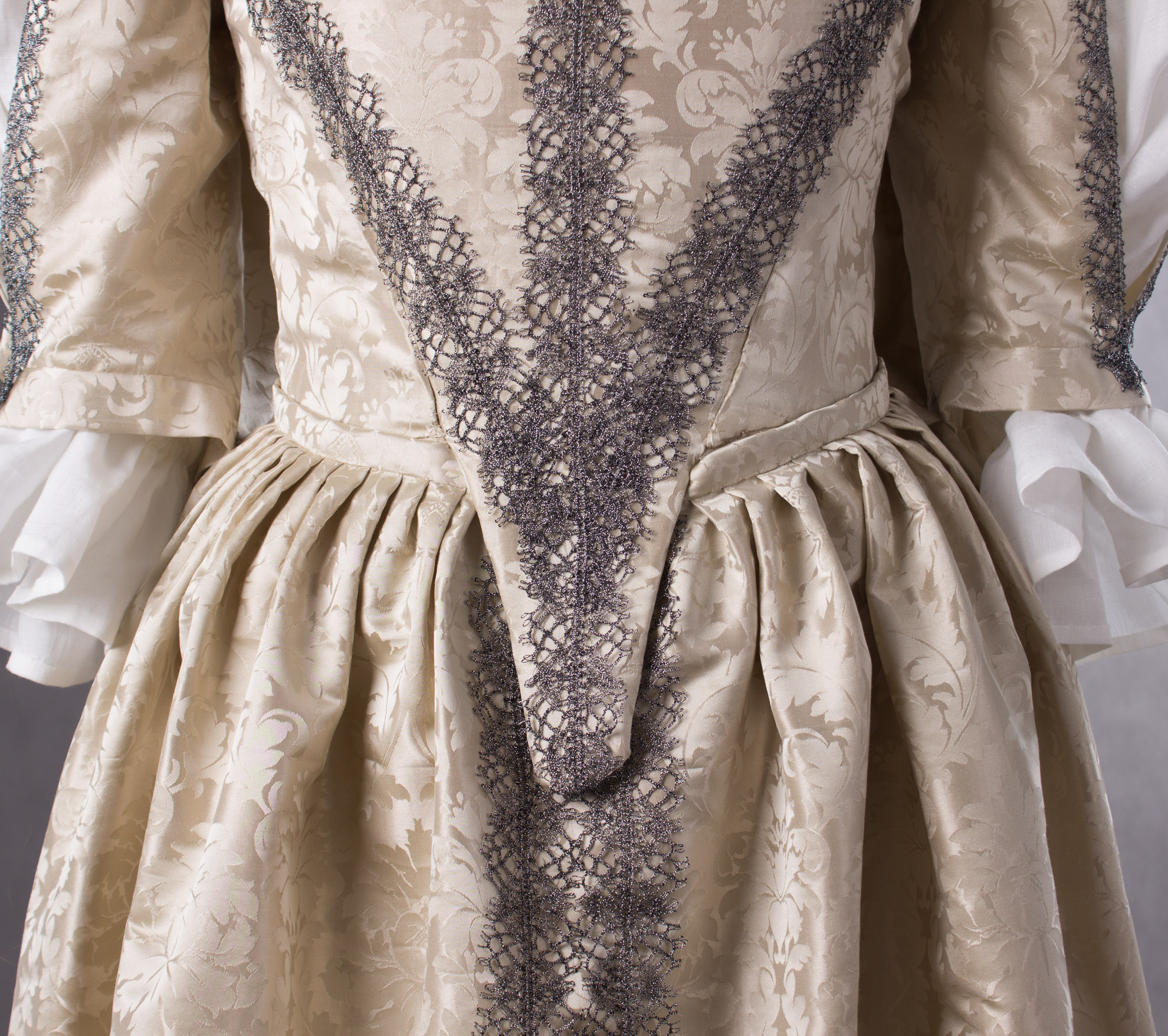 suknia-z-adamaszku-jedwabnego-1660-2-of-8
