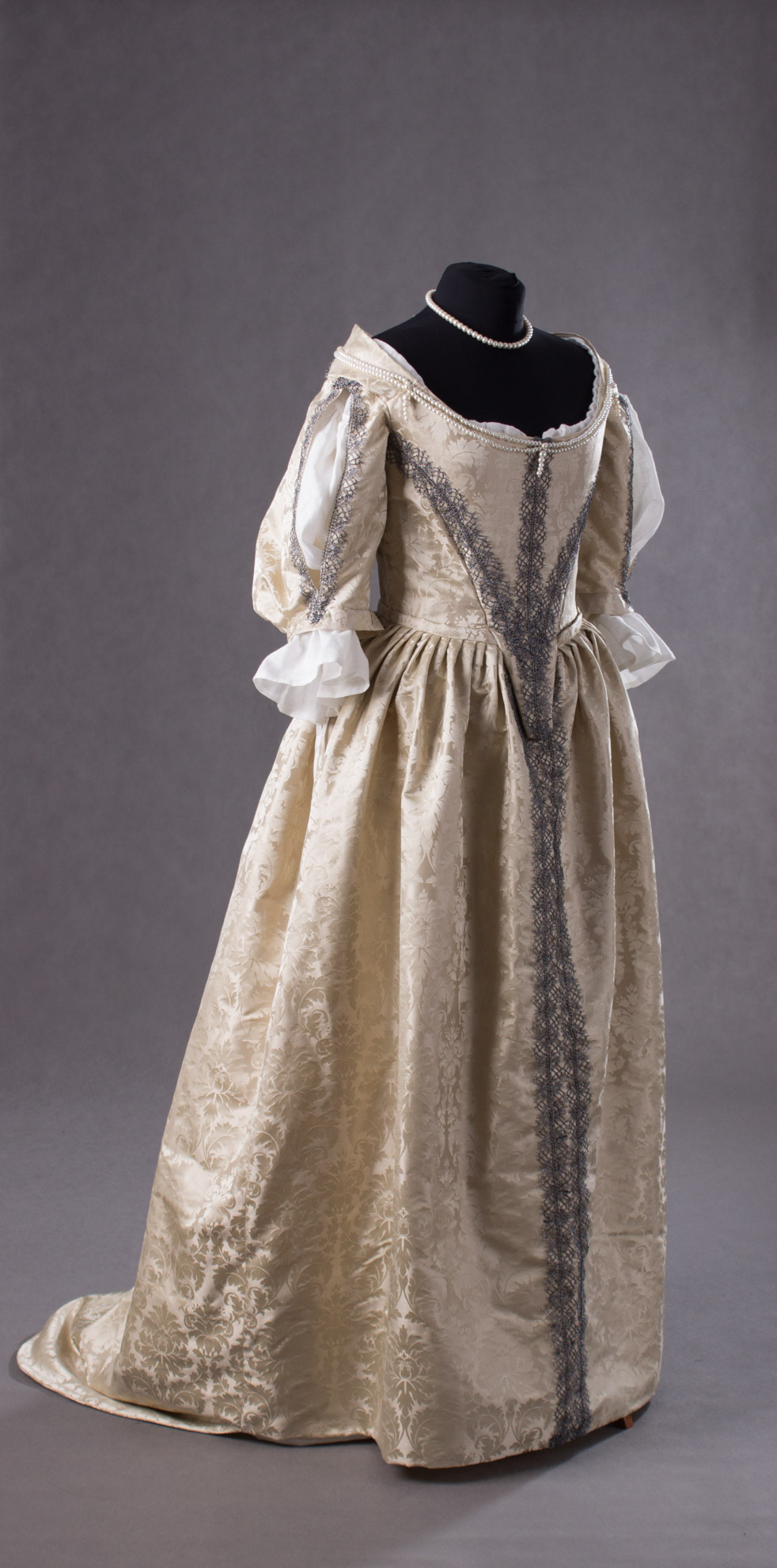 suknia-z-adamaszku-jedwabnego-1660-3-of-8
