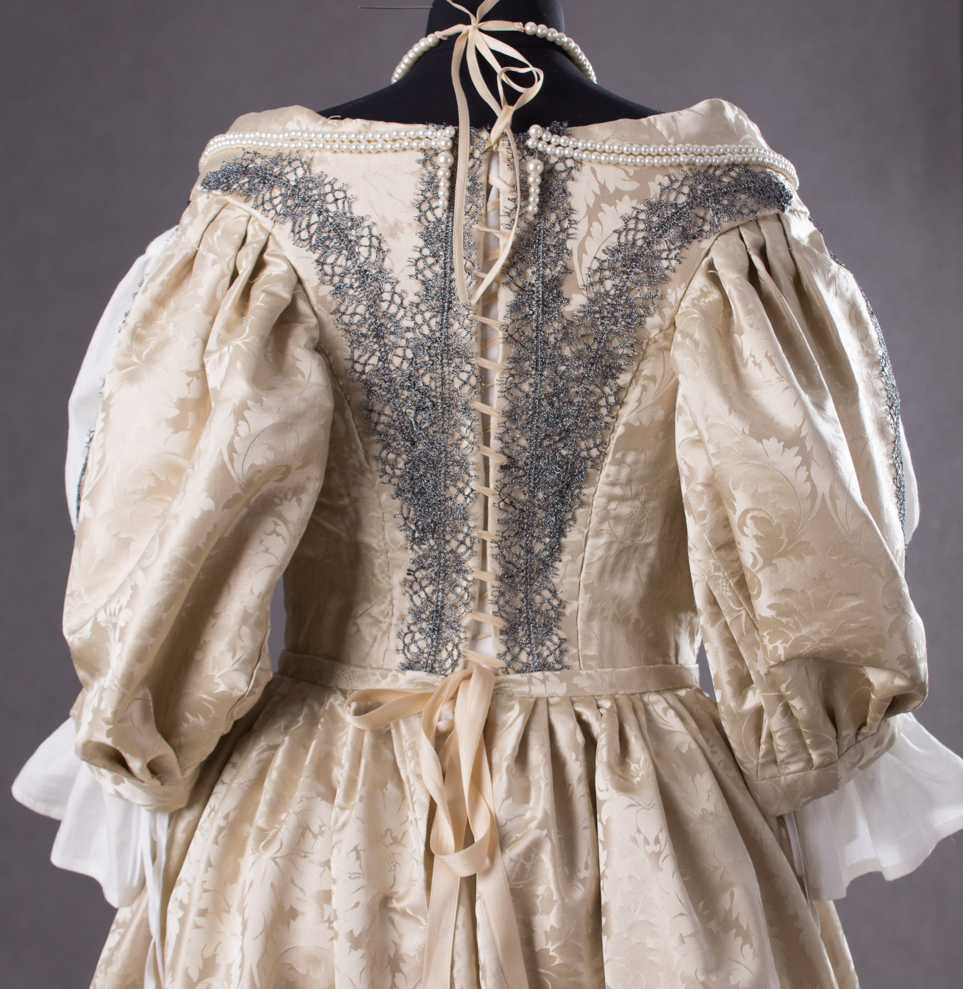 suknia-z-adamaszku-jedwabnego-1660-7-of-8